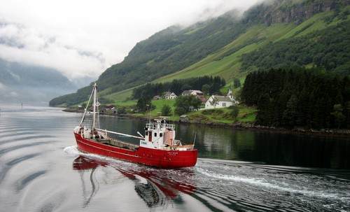 Fiskekutter i Nærøyfjorden, Norge (24/8-2006).