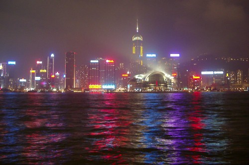 Skylinen i Hong Kong set fra Kowloon om aftenen (21/1-2002).