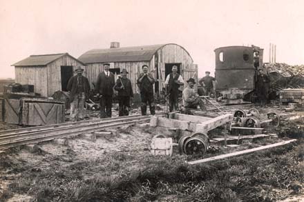 Herman stående ved lokomotivet 'Tulle'